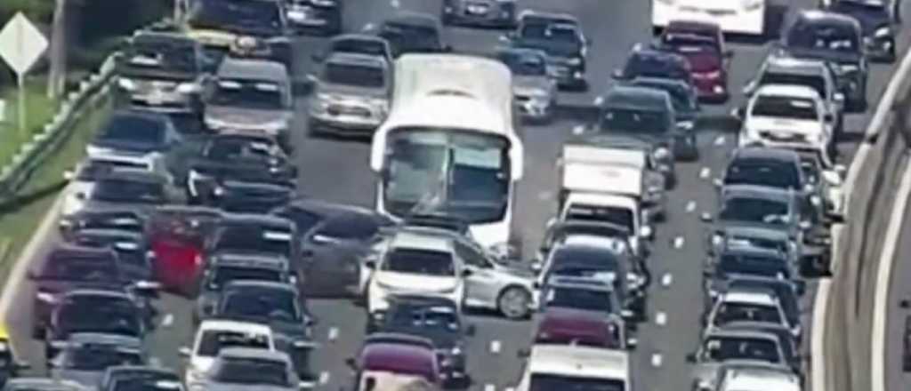 Video: increíble choque en cadena entre 10 vehículos