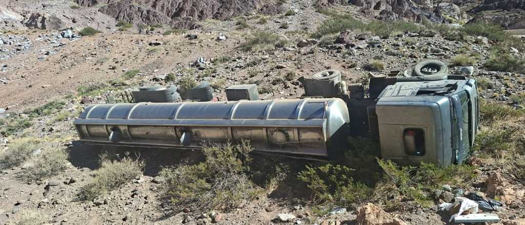 Un cami&oacute;n desbarranc&oacute; en Alta Monta&ntilde;a