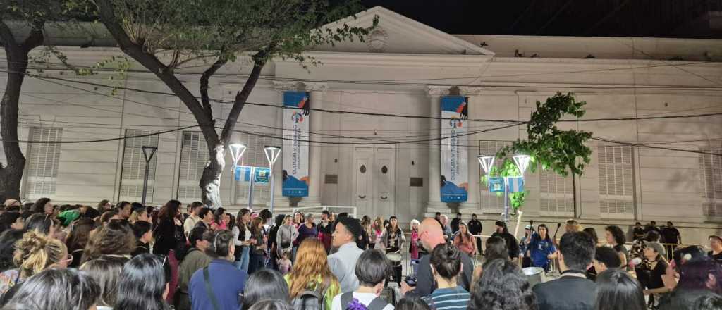 Ni Una Menos se manifestó en la Legislatura por el triple femicidio 