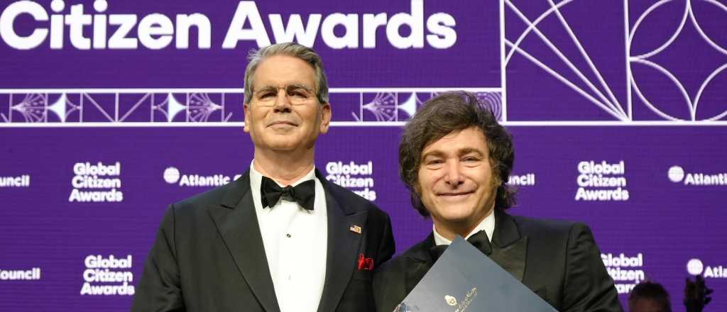 Milei recibió el premio al "Ciudadano Global" con elogios de Bessent