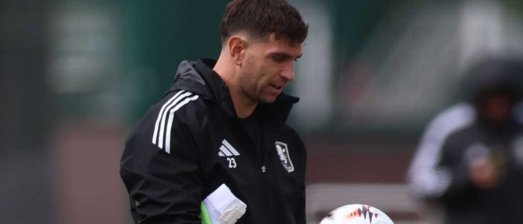 Aston Villa ganó y el Dibu Martínez no fue ni al banco: ¿qué le pasó?