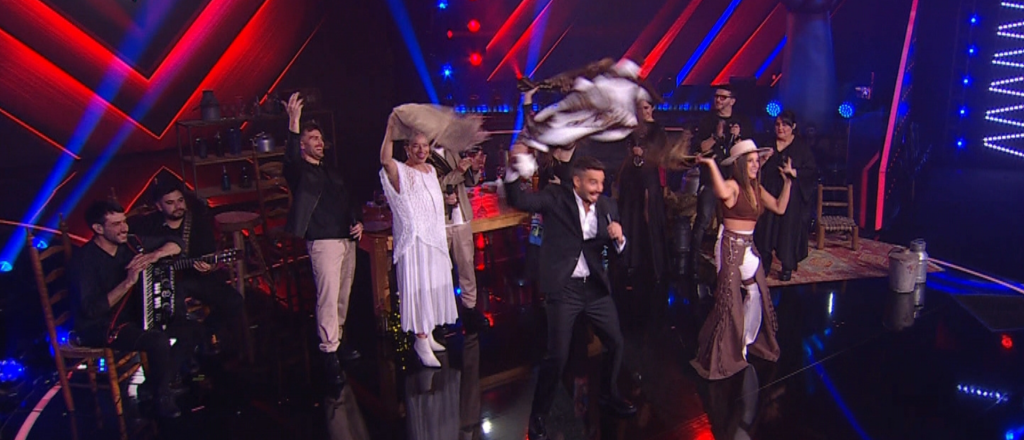 Video: la Sole dio cátedra en La Voz y enseñó a revolear el poncho en vivo