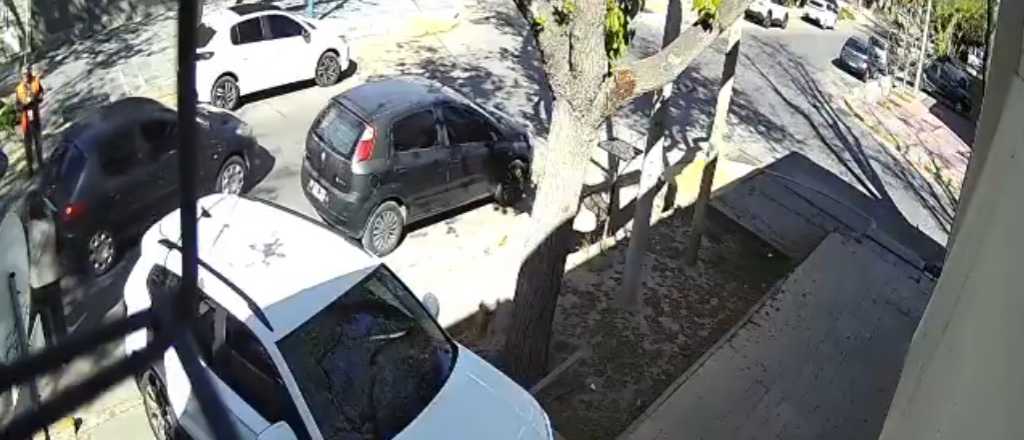 Video: le pidi&oacute; que corriera el auto del puente pero la choc&oacute; y huy&oacute;