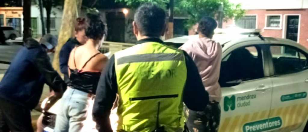 Arrestaron a dos hombres y una mujer por robar en un local de calle Colón