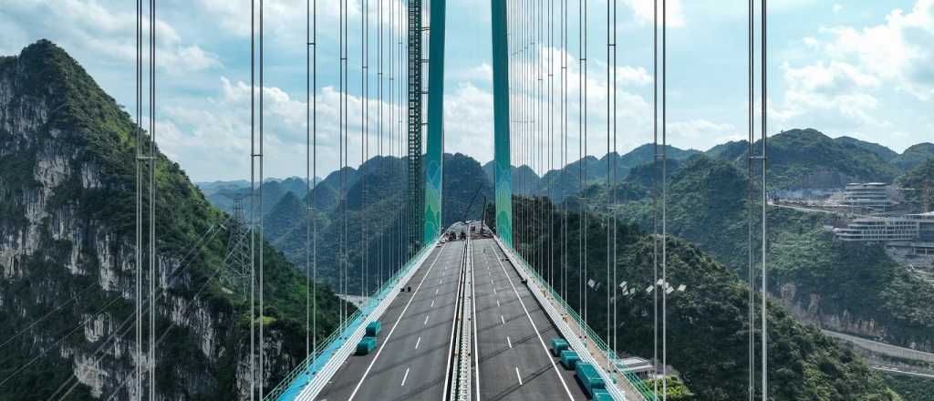 China rompe récords e inaugura un puente tan alto como un rascacielos