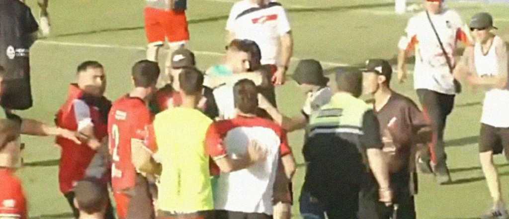 Escándalo en Maipú: jugadores a las trompadas con los hinchas