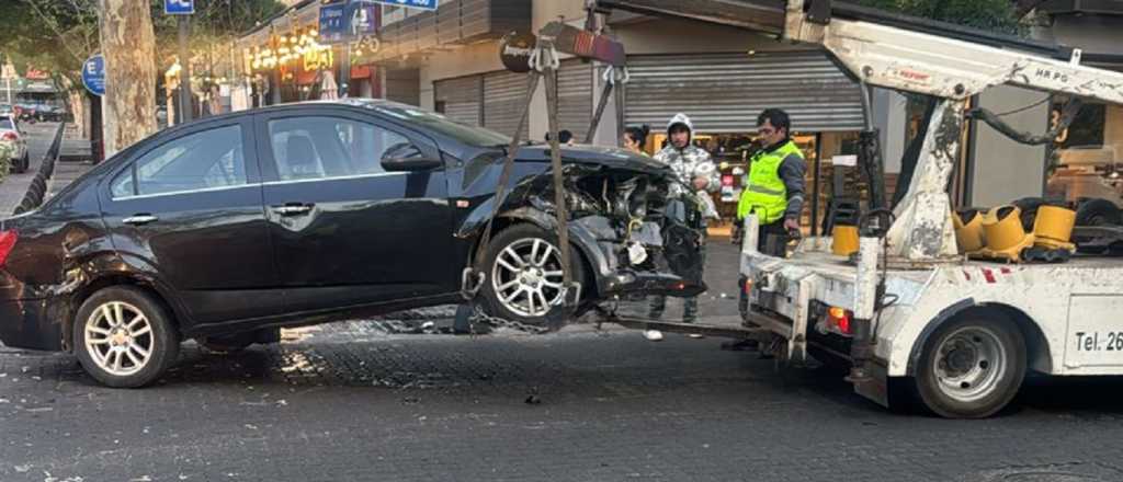 Fuerte choque en Paso de los Andes y Ar&iacute;stides: tiraron un sem&aacute;foro