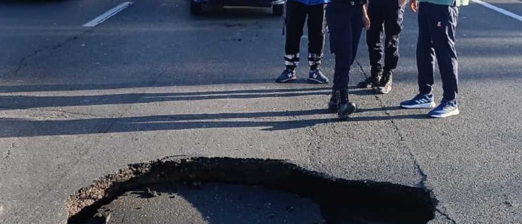 Un enorme socav&oacute;n afecta el tr&aacute;nsito en el Acceso Sur