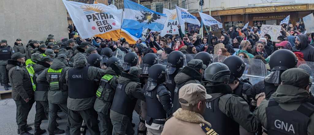 Video: Milei suspendió la campaña en Ushuaia por protestas