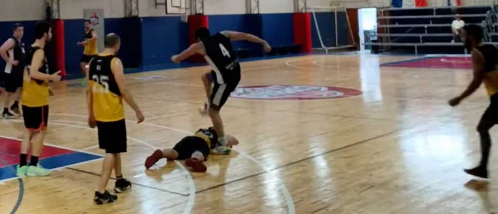 Brutal agresión en un partido de básquet: lo expulsaron de por vida