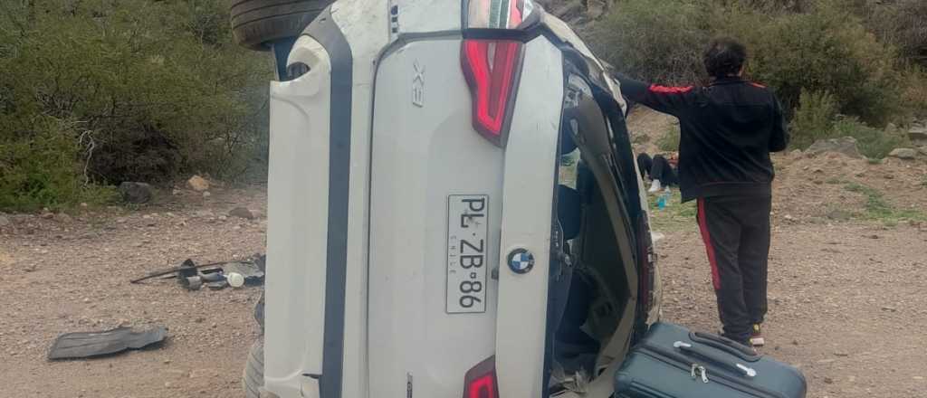 Desbarrancó cinco metros un BMW en la ruta 7 y una chilena resultó herida