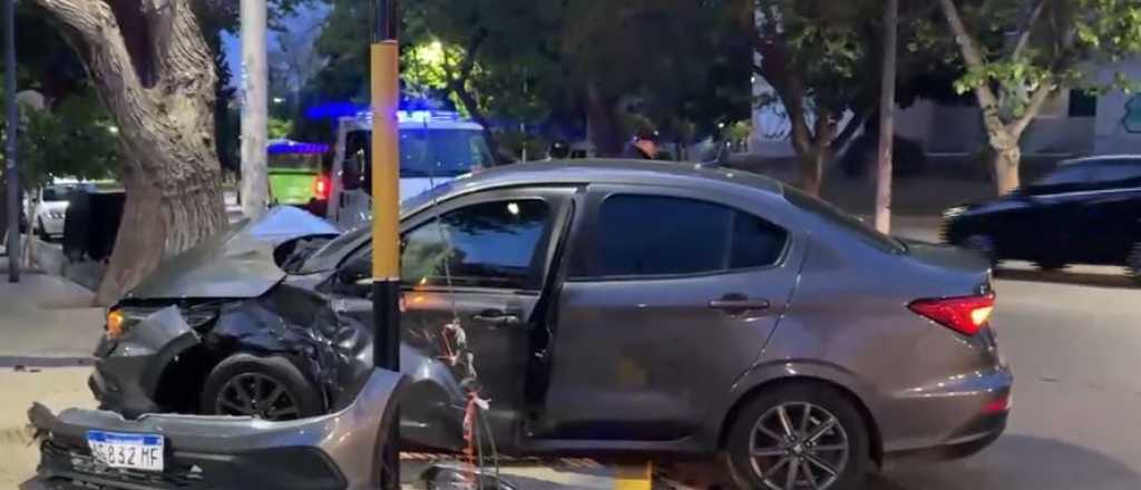 Grave choque frente al Parque Central dejó dos autos destruídos