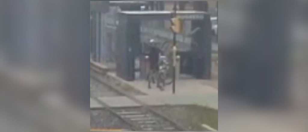 Video: dos ciclistas dañaron molinetes del Metrotranvía en Las Heras