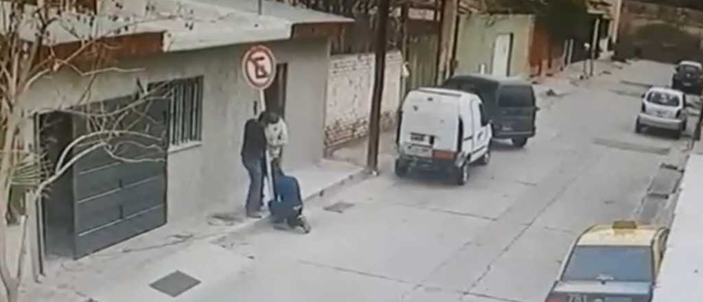 Video: un detenido por robar una señal de tránsito en Ciudad