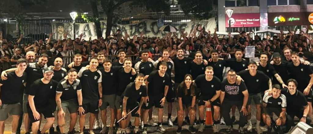 Videos: gran banderazo de los hinchas de Gimnasia, que sueñan con la final