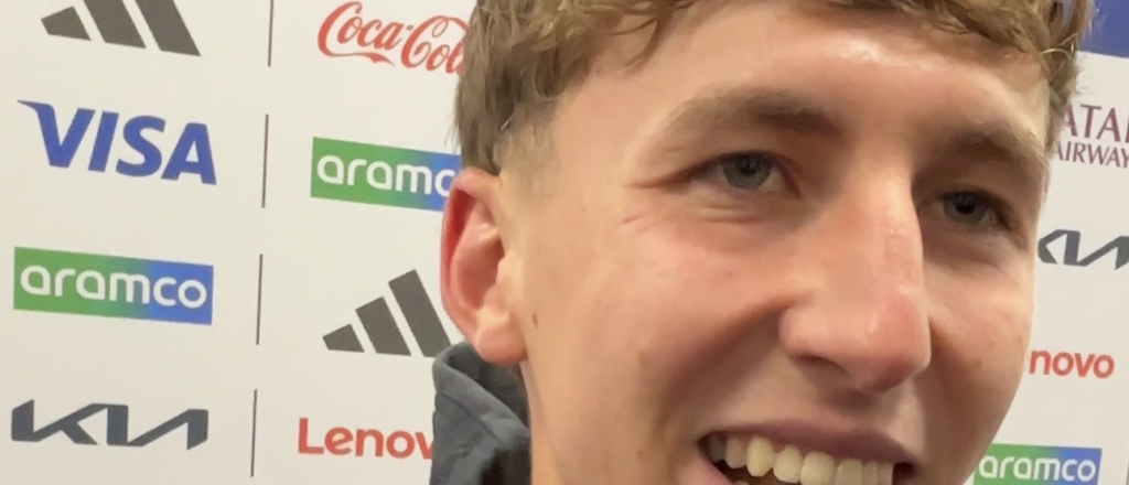 Santino con el Post, los 30 familiares y la misteriosa bandera