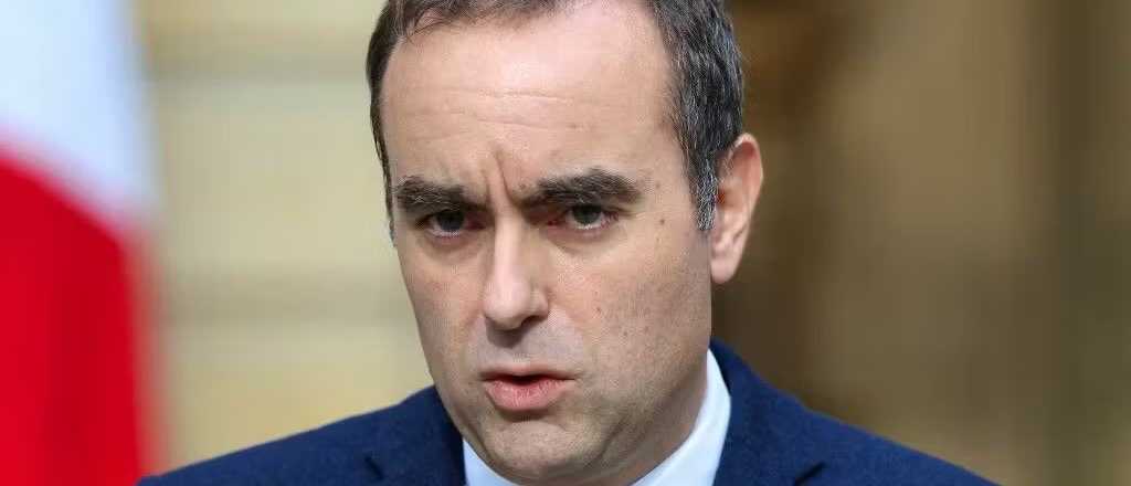 El primer ministro francés renunció 13 horas después de asumir