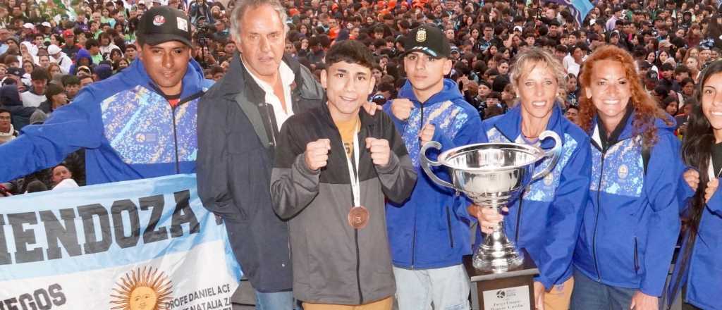 Mendoza recibió la Copa Juego Limpio en los Juegos Nacionales Evita