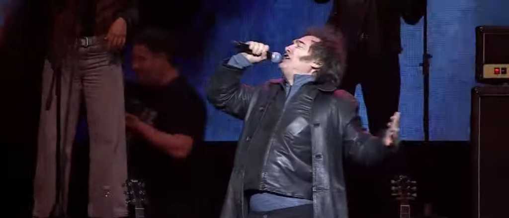Videos: Milei cantó en el Movistar Arena para presentar su libro