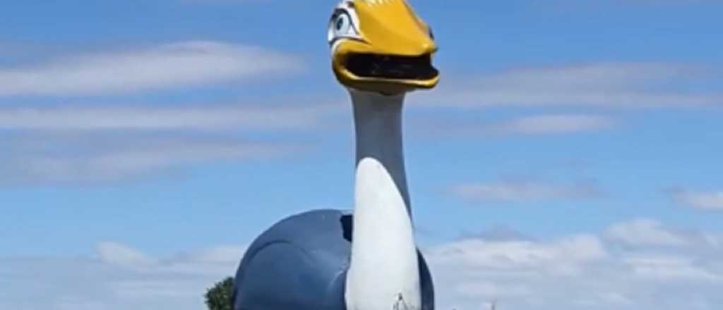 Un ícono de Mendoza: restauraron la estatua del ñandú de la Ruta 7