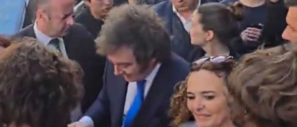 Milei le respondió a un vecino que lo insultó: "Te estoy arreglando la vida"