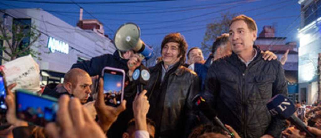 Milei camin&oacute; 50 metros en Mar del Plata: "No aflojen, estamos a mitad de camino"