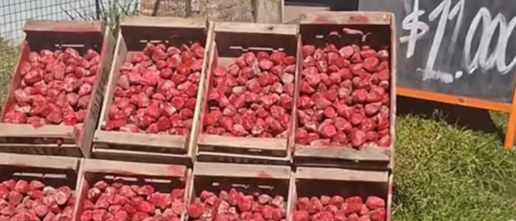 Se detuvo a comprar frutillas y descubrió algo que no podía creer