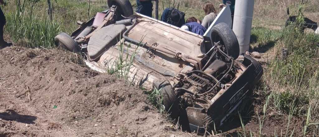 Un auto cayó a un canal en San Rafael y una pareja terminó herida