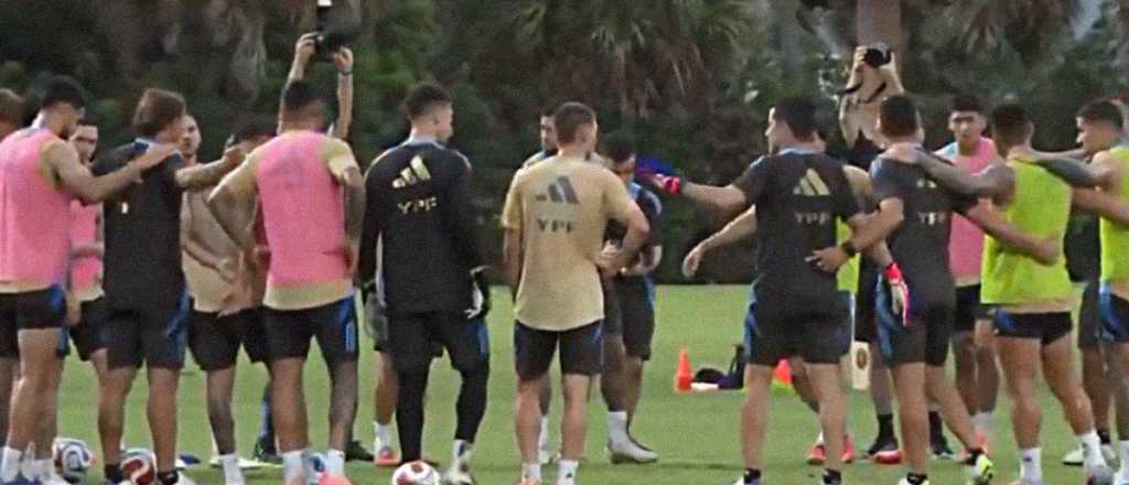 Video: conmovedor minuto de silencio de la Selección argentina por Miguel Russo