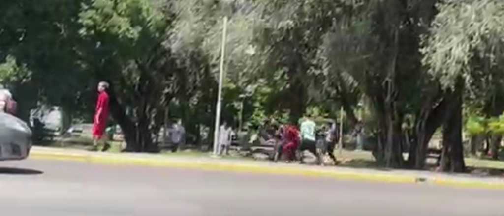 Video de la salvaje pelea entre escuelas en el Parque C&iacute;vico