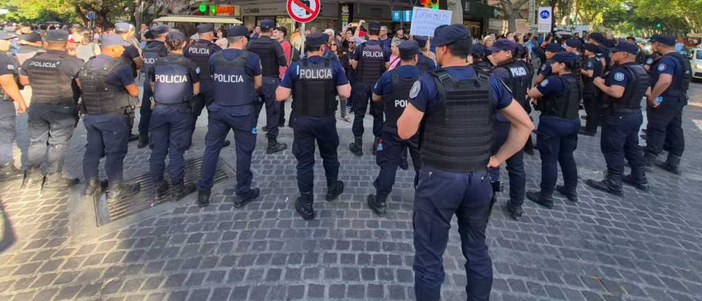 Videos: la Peatonal Sarmiento ardió con la militancia pro y anti Milei