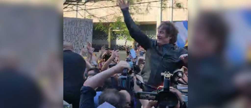 Caos y una recorrida fugaz: así fue el paso de Milei por el centro