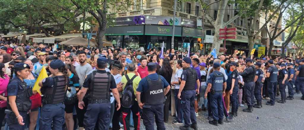 Milei en Mendoza: entre el fervor libertario y las voces del descontento