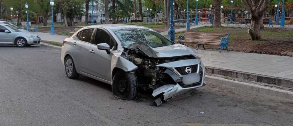 Chocó contra un poste de luz frente a la Plaza Independencia