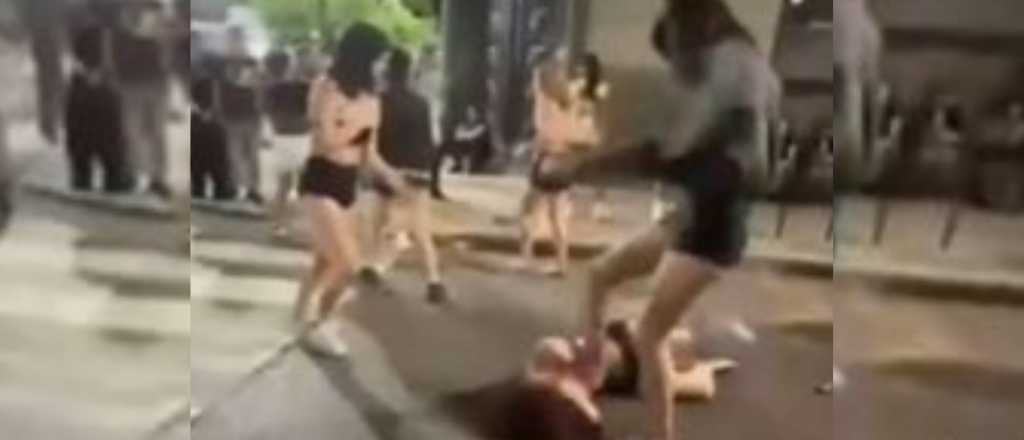 Video: una joven recibió una brutal golpiza a la salida de un boliche