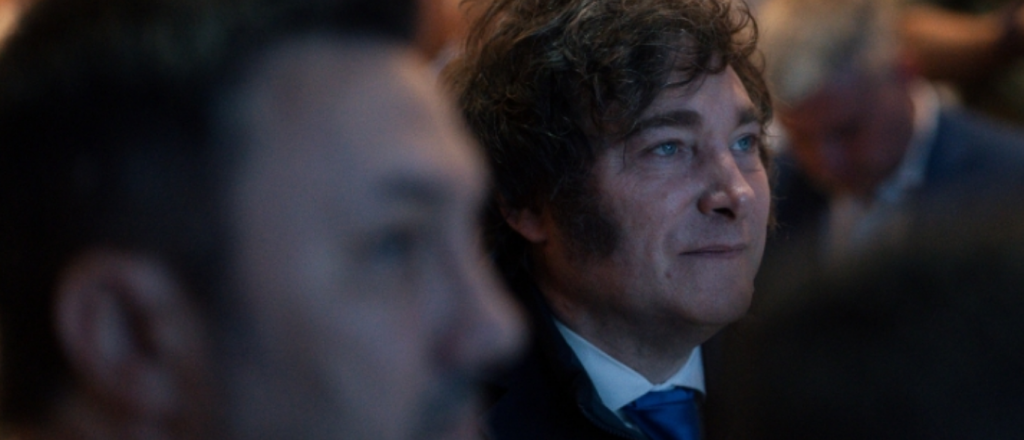 Milei en tránsito electoral: del peso al dólar y del meme al ídolo digital 