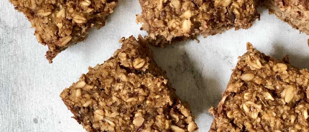 Cuadraditos energéticos: el snack casero con avena y chocolate que no falla
