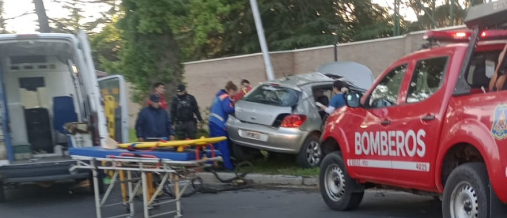 San Rafael: un hombre muri&oacute; tras chocar su auto contra un poste