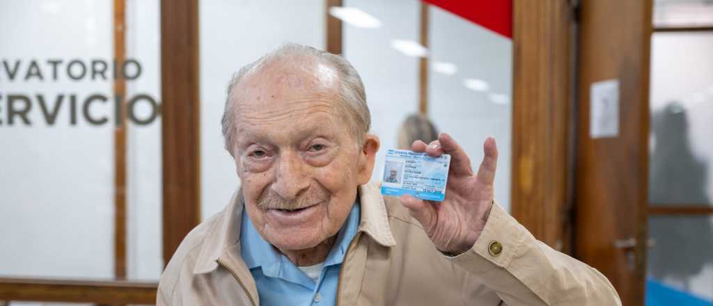 A sus 100 a&ntilde;os renov&oacute; la licencia de conducir y sigue trabajando 