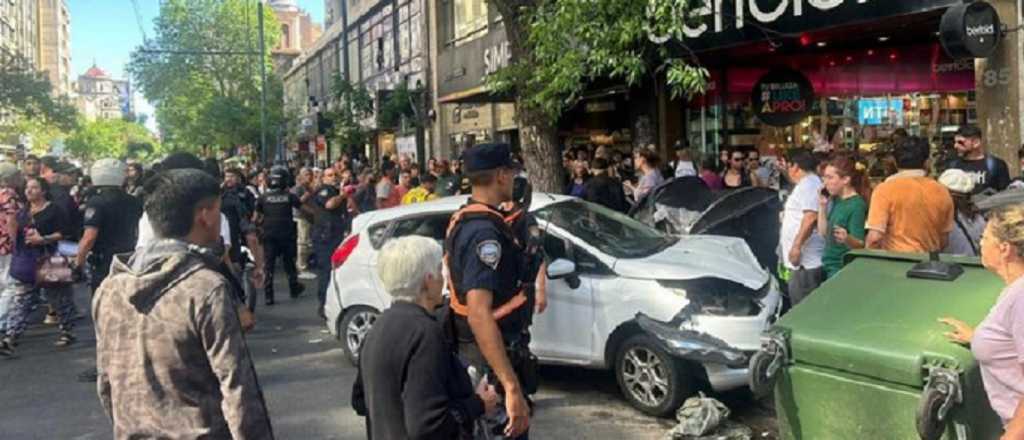 Video: perdió el control del auto y atropelló a varios peatones