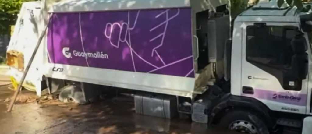 Un camión recolector de basura se hundió en Guaymallén