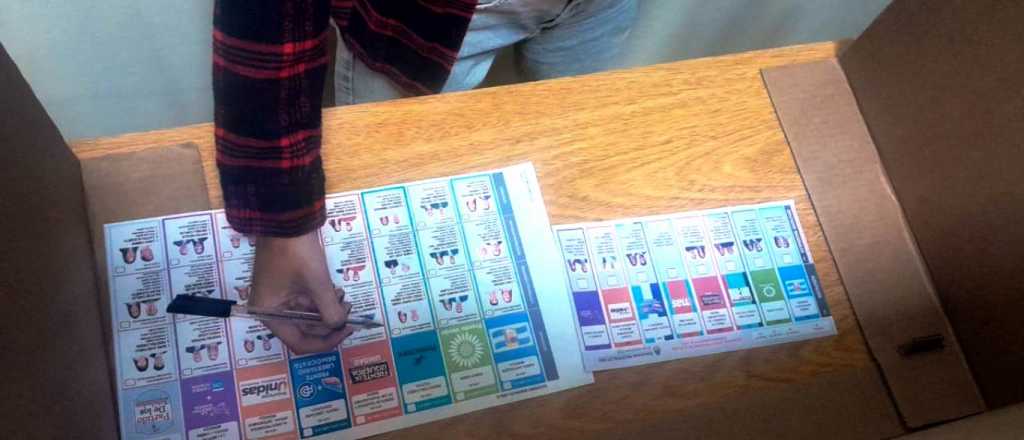 Sin cuarto oscuro, el consejo para votar: hacerlo sin apuro para no errarle