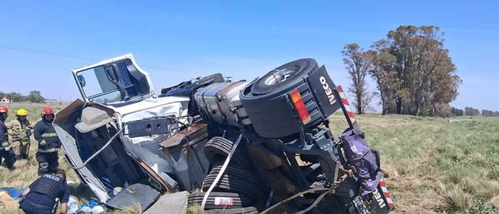 Un camionero mendocino volc&oacute; en C&oacute;rdoba y est&aacute; internado