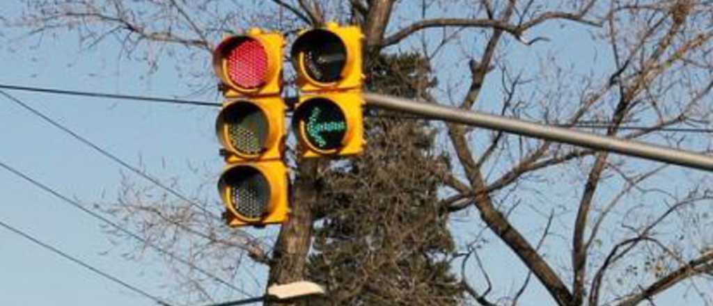 Transitada esquina de Godoy Cruz lleva 10 días sin semáforo: otro choque