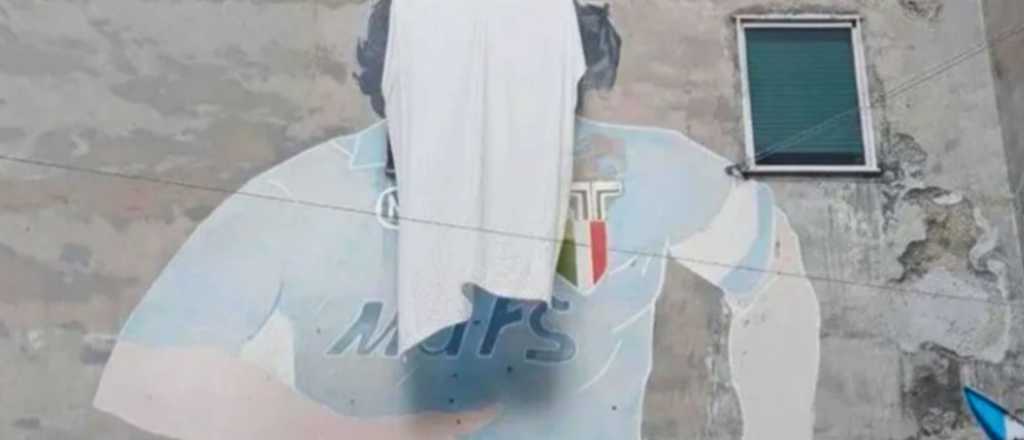 Taparon el mural de Maradona en Nápoles por una protesta