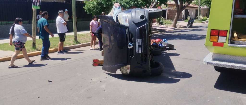 Choque y vuelco dej&oacute; a un ni&ntilde;o y dos nenas con heridas en Guaymall&eacute;n