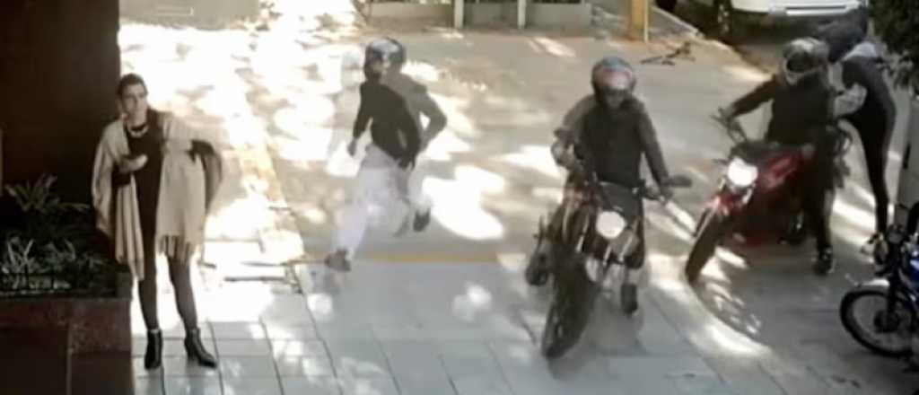 Video: motochorros arrastraron a una mujer para robarle la cartera