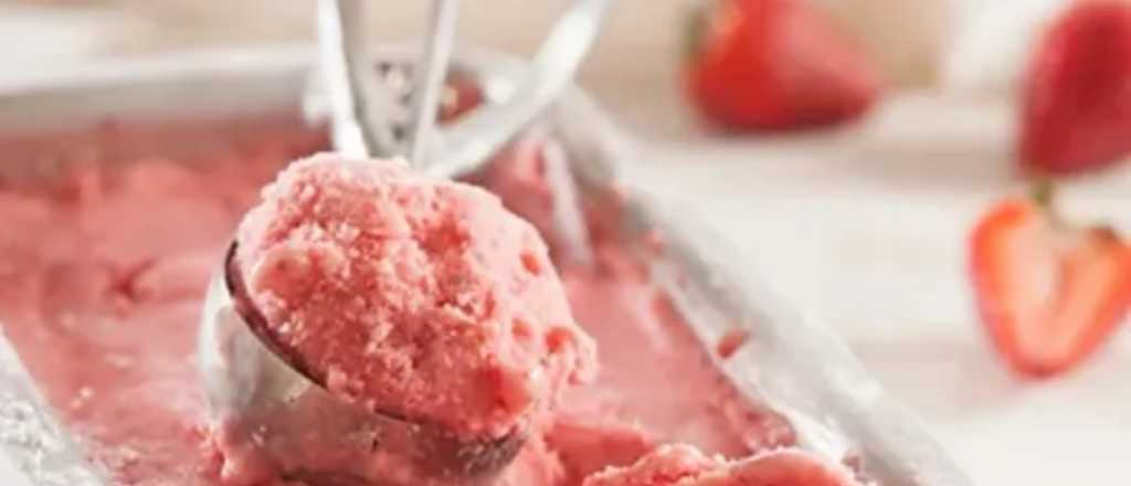 Cómo preparar un delicioso helado casero con yogur, frutilla y miel