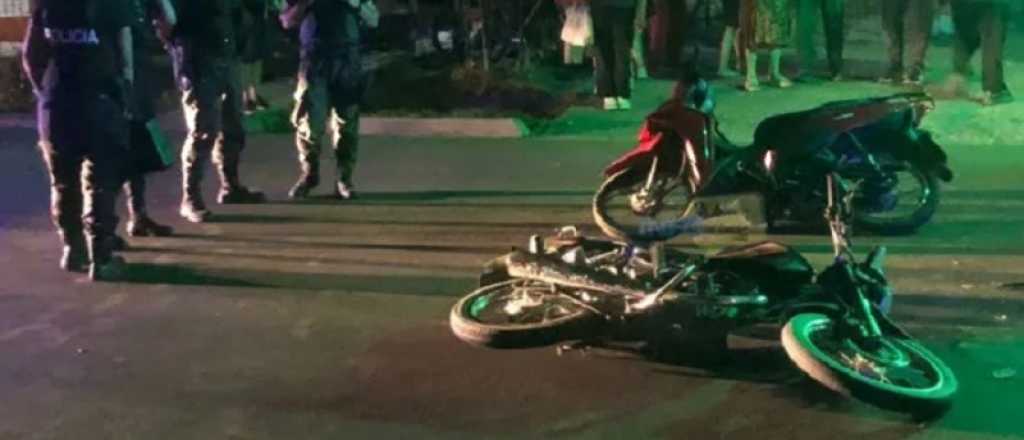 Dos motos chocaron en San Rafael por un giro en U y una conductora huyó