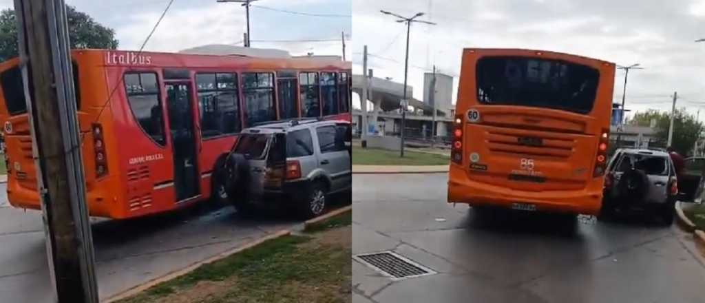 Un micro y una camioneta chocaron en una rotonda de Guaymallén